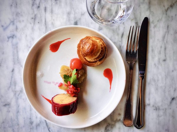 Qual è il modo migliore per cucinare il coniglio alla ligure con olive e pinoli?