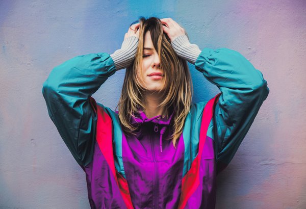 Come indossare una giacca a vento tecnica in contesti urbani mantenendo eleganza?