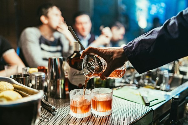 Come scegliere un abito da cocktail che rispetti le proporzioni del corpo a mela?